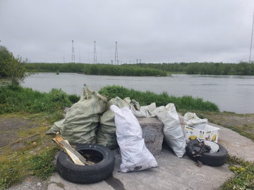 Грузовик мусора вывезли с берега нерестовой реки Авача участники субботника. 