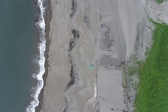 Аэрофотосъёмка мусора на побережье Охотского моря
