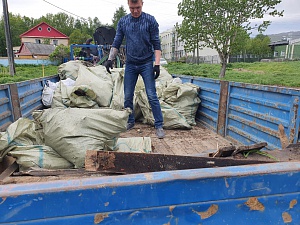 Грузовик мусора вывезли с берега нерестовой реки Авача участники субботника. Фото 6